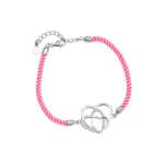 Srebrna bransoletka na grubym sznurku w kolorze różowym z motywem potrójnego serca. Jedno serce wysadzane cyrkoniami.