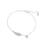 Srebrna bransoletka typu celebrytka ze skrzydłem i malutkim serduszkiem. Skrzydło zdobione cyrkoniami.