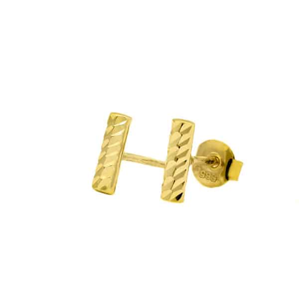Złote kolczyki w kształcie pałeczki z zapięciem typu sztyft. Kolczyki zdobione techniką diamentowania.