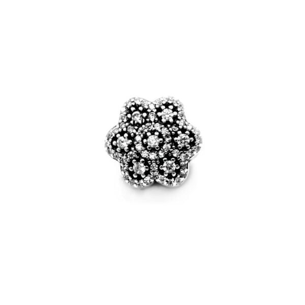 Srebrna zawieszka typu beads z motywem śnieżynki wysadzanej cyrkoniami.