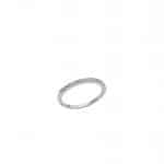 Srebrny pierścionek typu obrączka z białymi cyrkoniami.