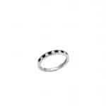 Srebrny pierścionek typu obrączka z białymi i czarnymi cyrkoniami.