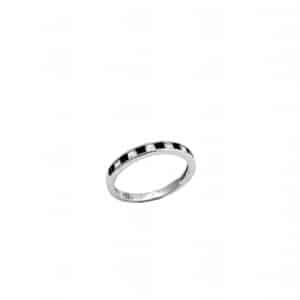 Srebrny pierścionek typu obrączka z białymi i czarnymi cyrkoniami.