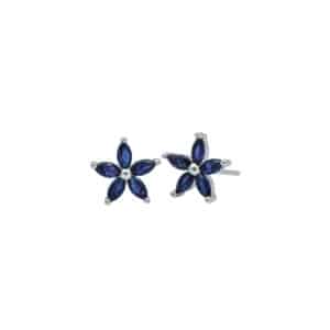 Srebrne kolczyki z zapięciem typu sztyft w kształcie kwiatka. Kolczyki wysadzane niebieskimi cyrkoniami.