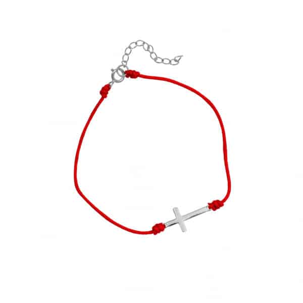 Srebrna bransoletka na czerwonym sznurku z krzyżykiem.