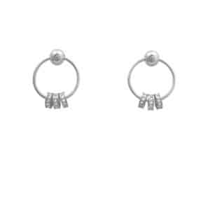 Srebrne kolczyki w kształcie kółka z zapięciem typu sztyft. Kolczyki ozdobione zawieszkami z cyrkoniami.