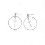 Srebrne kolczyki koła z zapięciem typu sztyft i krzyżykiem w środku.