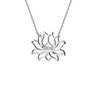 Srebrny naszyjnik typu celebrytka z kwiatem lotosu. Naszyjnik zdobiony cyrkoniami.