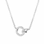 Srebrny naszyjnik celebrytka z motywem dwóch złączonych kółek. Jedno kółko wysadzane cyrkoniami.