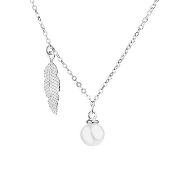Srebrny naszyjnik z perłą i zawieszką w kształcie liścia.