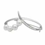 Srebrna broszka z perłami i cyrkoniami.