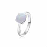 srebrny pierścionek, którego część ozdobną stanowi okrągły biały opal oprawiony w cztery łapki