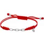 Srebrna bransoletka na czerwonym, plecionym sznurku z motywem łańcucha.
