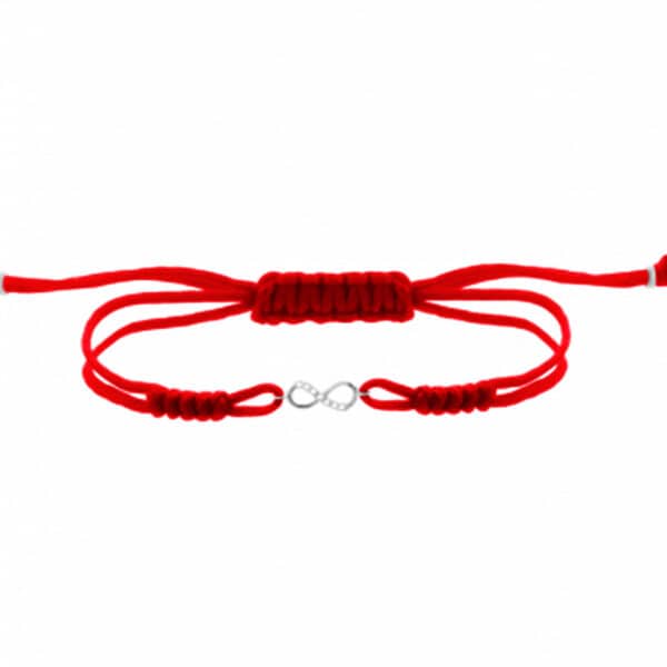 Srebrna bransoletka na czerwonym, plecionym sznurku z motywem nieskończoności.