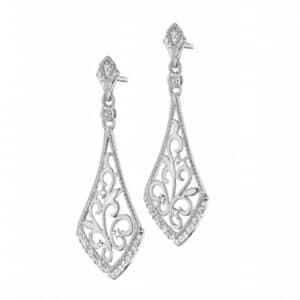 Srebrne wiszące kolczyki z zapięciem typu sztyft z ażurowym zdobieniem i cyrkoniami.