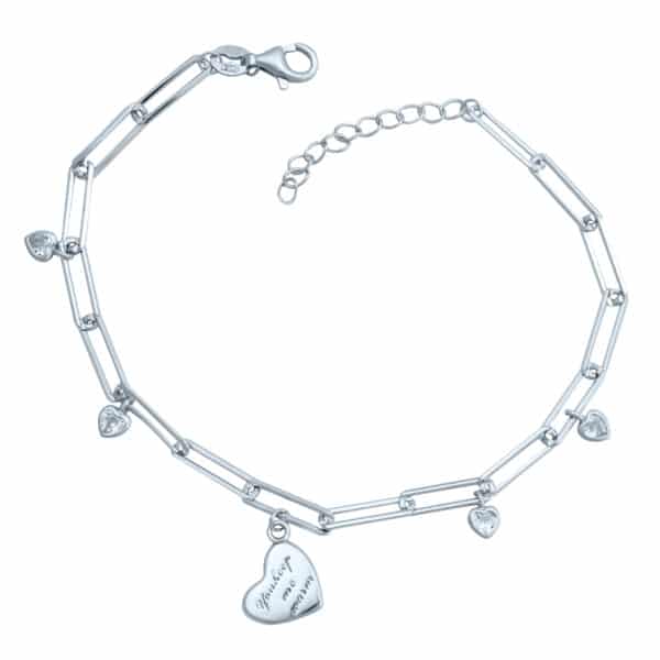 Srebrna bransoletka o splocie paper clip z zawieszką w kształcie serca z napisem.