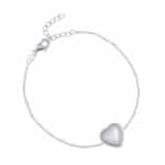 Srebrna bransoletka z sercem z masy perłowej.