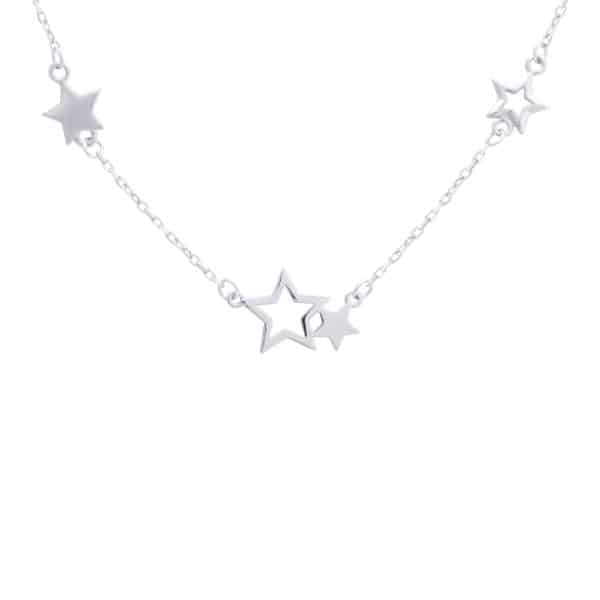 srebrny naszyjnik z czterema ozdobami w kształcie pełnych i pustych gwiazd umieszczonych na łańcuszku o splocie ankier