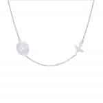 srebrny naszyjnik z ozdobami o kształcie samolotu i kuli ziemskiej z zaznaczonymi kontynentami