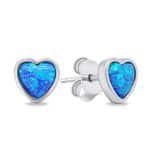 kolczyki sztyfty w kształcie serc wypełnionych niebieskim opalem