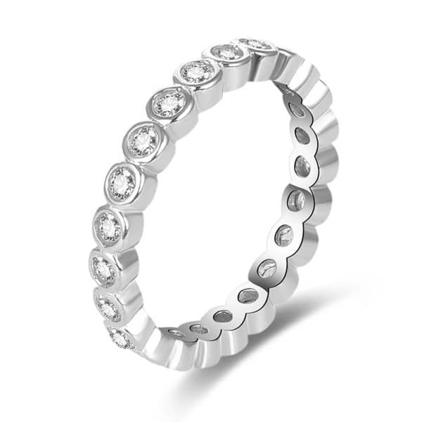 srebrny pierścionek w formie obrączki z dużymi białymi cyrkoniami dookoła w oprawie srebrnej