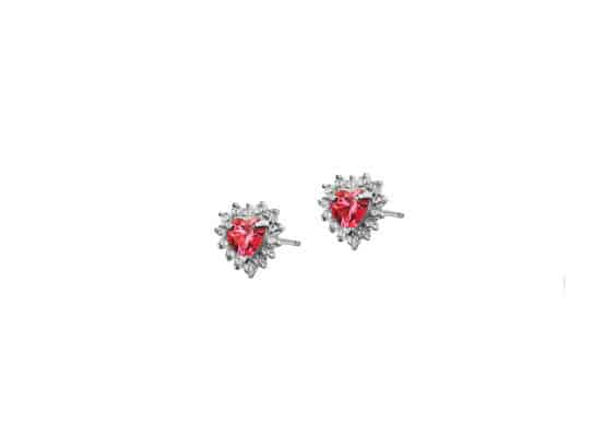 srebrne kolczyki wkrętki w kształcie serca z dużą czerwoną cyrkonią w środku i drobnymi białymi cyrkoniami wokół niej