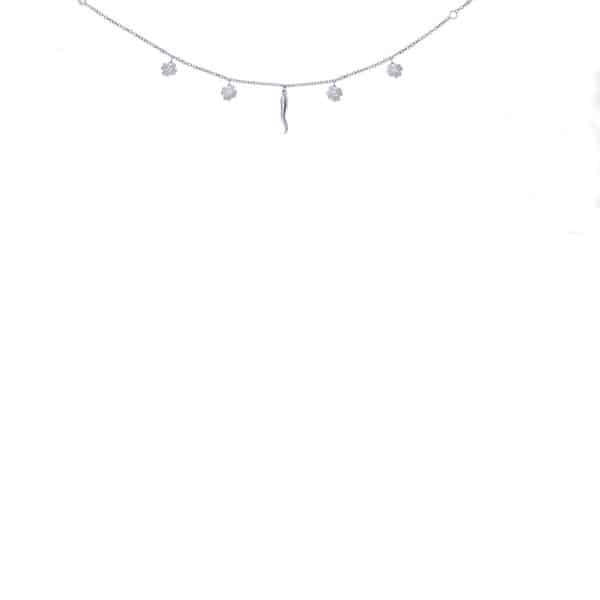 srebrny naszyjnik z czterema wiszącymi pełnymi koniczynkami i rogiem obfitości