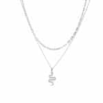srebrny naszyjnik na podwójnym łańcuszku z których krótszy jest o splocie paper clip a na drugim łańcuszku typu ankierek zawieszona ozdoba w kształcie żmijki