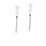 srebrne kolczyki wiszące na sztyfcie składające się z dwóch okrągłych rozet ułożonych jedna pod drugą i ochodzących od nich trzech zwisających łańcuszków rozpoczynających się dwoma koralikami