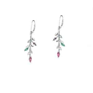 srebrne kolczyki na biglu angielskim wiszące w kształcie gałązki, naktórej cztery listki zastąpiono cyrkoniami w kolorze rubinowym, zielonym, fioletowym i błękitnym