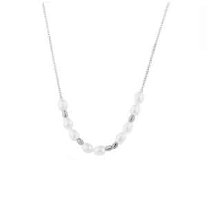 srebrny naszyjnik ozdobiony perłami w kształcie owalnym przypominającymi ziarenka między którymi wplecione ziarenka z czystego srebra