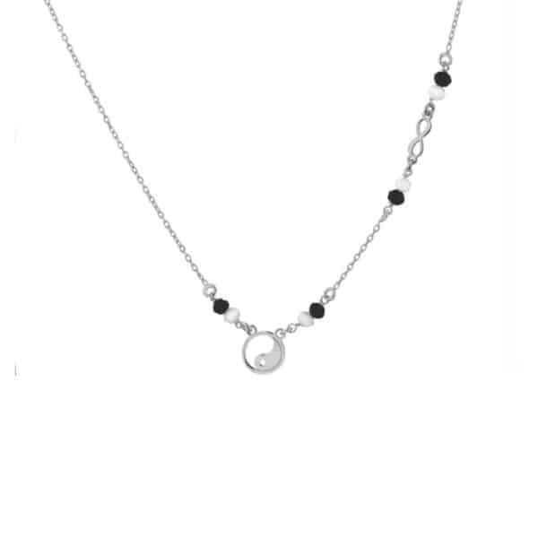 srebrny naszyjnik z elementem ozdobnym symbolizującym dobro i zło oraz nieskończonością i wmontowanymi koralikami czarnymi oraz białymi