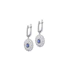 srebrne kolczyki na angielskim zapięciu z wiszącą owalną ozdobą przypominającą kwiat którego płatki wysadzane są białymi cyrkoniami a środek stanowi owalna szafirowa cyrkonia