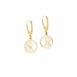 pozłacane kolczyki wiszące na biglu angielskim o kształcie koła w środku którego znajdują się fale tworzące ażurek