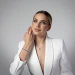 srebrna bransoletka złożona z okrągłych elementów w łapkach wypełnionych niebieskim opalem