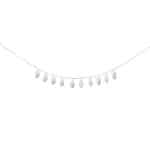 srebrny naszyjnik ozdobiony dziesięcioma wiszącymi błyszczącymi blaszkami w kształcie wrzeciona