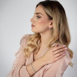 srebrne kolczyki w kształcie prostokąta którego przedni bok wysadzany jest cyrkoniami