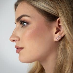 srebrne kolczyki wkrętki do jednej dziurki a wyglądające jak cztery półkola ozdobione cyrkoniami