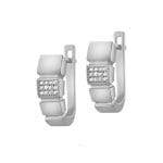 srebrne kolczyki angielskie w kształcie prostego paska podzielonego z przodu na trzy części z których jedna wysadzana jest cyrkoniami